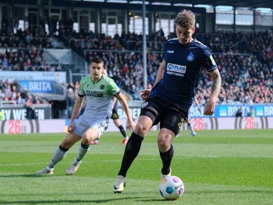 Marcus Mathisen (SV Wehen Wiesbaden, 24), Nicolo Tresoldi (Hannover 96, 9), GER, SV Wehen Wiesbaden vs. Hannover 96, Fussball, 2. Bundesliga, 25. Spieltag, Spielzeit 2023 2024, 09.03.2024. DFL REGULATIONS PROHIBIT ANY USE OF PHOTOGRAPHS AS IMAGE SEQUENCES AND OR QUASI-VIDEO GER, SV Wehen Wiesbaden vs. Hannover 96, Fussball, 2. Bundesliga, 25. Spieltag, Spielzeit 2023 2024, 09.03.2024. Wiesbaden