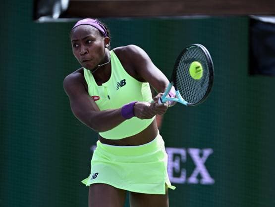 INDIAN WELLS, CA - MARCH 09: Coco Gauff (USA) returns the ball in a WTA, Tennis Damen tennis match played on March 9, 2024 during the BNP Paribas Open played at the Indian Wells Tennis Garden in Indian Wells, CA. (Photo by John Cordes Icon Sportswire) TENNIS: MAR 09 BNP Paribas Open EDITORIAL USE ONLY Icon506240309015