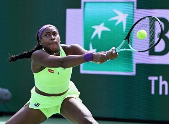 Sport Themen der Woche KW10 Sport Bilder des Tages INDIAN WELLS, CA - MARCH 09: Coco Gauff (USA) stretches to hit the ball in a WTA, Tennis Damen tennis match played on March 9, 2024 during the BNP Paribas Open played at the Indian Wells Tennis Garden in Indian Wells, CA. (Photo by John Cordes Icon Sportswire) TENNIS: MAR 09 BNP Paribas Open EDITORIAL USE ONLY Icon506240309017