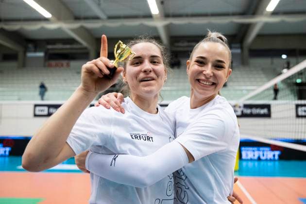 2. Bundesliga Frauen Pro: Schwarz-Weiss Erfurt vs. Allbau Volleys Essen; 09.03.2024 Jubel, Mia Anna Stauß ( 11; Schwarz-Weiss Erfurt) (links) und Silvie Pavlová ( 4; Schwarz-Weiss Erfurt) (rechts) 2. Bundesliga Frauen Pro: Schwarz-Weiss Erfurt vs. Allbau Volleys Essen; Riethsporthalle Erfurt; 09.03.2024 Copyright: xBEAUTIFULxSPORTS Duehringx