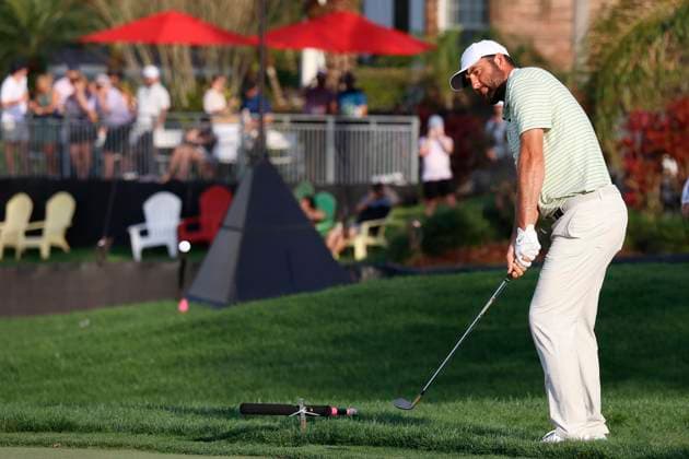 ORLANDO, FL - MARCH 09: PGA, Golf Herren golfer Scottie Scheffler chips on the 16th hole during the Arnold Palmer Invitational presented by MasterCard at the Arnold Palmer s Bay Hill Club & Lodge on March 9, 2024, in Orlando, Florida. (Photo by Brian Spurlock Icon Sportswire) GOLF: MAR 09 PGA Arnold Palmer Invitational presented by Mastercard EDITORIAL USE ONLY Icon24030951