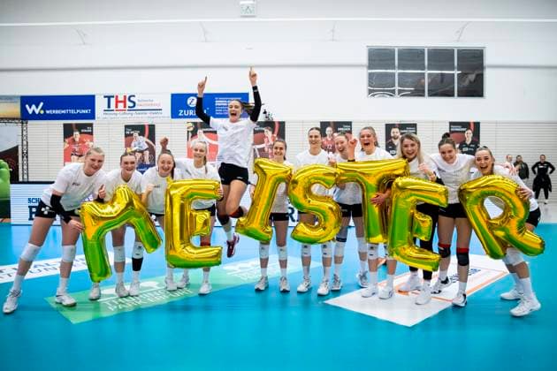 2. Bundesliga Frauen Pro: Schwarz-Weiss Erfurt vs. Allbau Volleys Essen; 09.03.2024 Jubel, von links Sina Stöckmann ( 8; Schwarz-Weiss Erfurt), Ashlyn Maye Blotzer ( 7; Schwarz-Weiss Erfurt), Tabea-Éliane Dreiack ( 16; Schwarz-Weiss Erfurt), Antonia Greskamp ( 9; Schwarz-Weiss Erfurt), Alina Zellin ( 1; Schwarz-Weiss Erfurt), Mia Mercedes Kettner ( 15; Schwarz-Weiss Erfurt), Lara Alyssa Darowski ( 13; Schwarz-Weiss Erfurt), Isabella Noble ( 5; Schwarz-Weiss Erfurt), Pia Mohr ( 10; Schwarz-Weiss Erfurt), Tina De Groot ( 12; Schwarz-Weiss Erfurt), Mia Anna Stauß ( 11; Schwarz-Weiss Erfurt) und Silvie Pavlová ( 4; Schwarz-Weiss Erfurt) 2. Bundesliga Frauen Pro: Schwarz-Weiss Erfurt vs. Allbau Volleys Essen; Riethsporthalle Erfurt; 09.03.2024 Copyright: xBEAUTIFULxSPORTS Duehringx