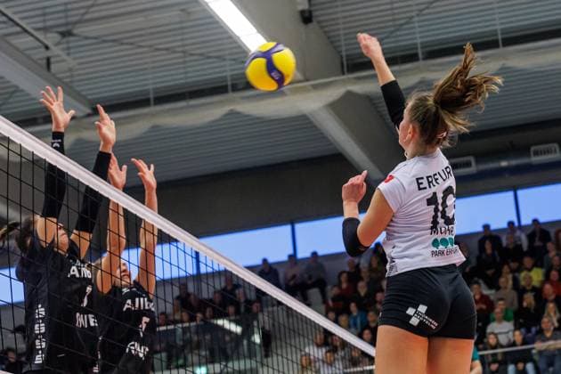 Pia Mohr (Schwarz-Weiss Erfurt, 10) gegen den Block von Allbau Volleys Essen, 09.03.2024, Erfurt (Deutschland), Volleyball, 2. Bundesliga Frauen Pro, Schwarz-Weiss Erfurt - Allbau Volleys Essen