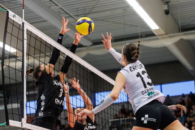 von rechts: Lara Darowski (Schwarz-Weiss Erfurt, 13) gegen den Block von Carlotta Strube (Essen, 3), 09.03.2024, Erfurt (Deutschland), Volleyball, 2. Bundesliga Frauen Pro, Schwarz-Weiss Erfurt - Allbau Volleys Essen