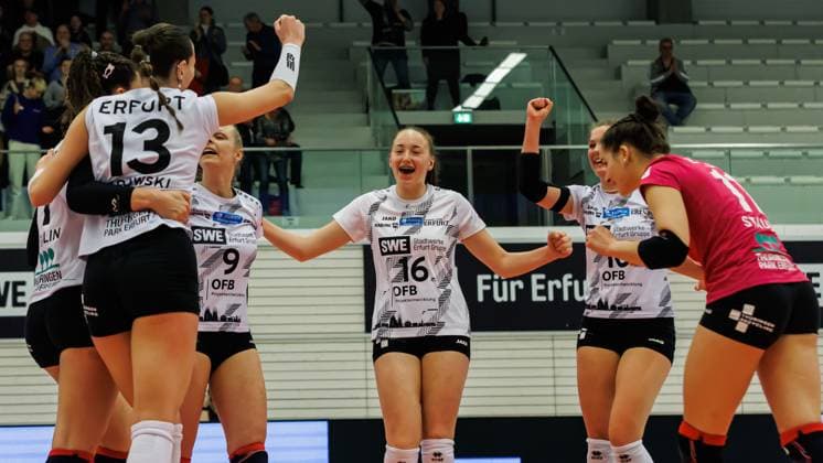 Jubel, celebration bei Schwarz-Weiss Erfurt; in der Mitte Tabea Dreiack (Schwarz-Weiss Erfurt, 16), 09.03.2024, Erfurt (Deutschland), Volleyball, 2. Bundesliga Frauen Pro, Schwarz-Weiss Erfurt - Allbau Volleys Essen