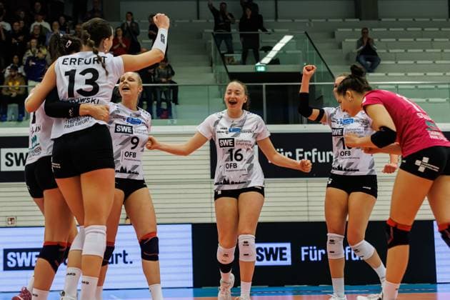 Jubel, celebration bei Schwarz-Weiss Erfurt; in der Mitte Tabea Dreiack (Schwarz-Weiss Erfurt, 16), 09.03.2024, Erfurt (Deutschland), Volleyball, 2. Bundesliga Frauen Pro, Schwarz-Weiss Erfurt - Allbau Volleys Essen