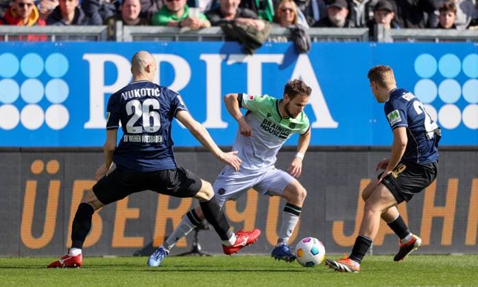 Fussball - 2. BL - SV Wehen Wiesbaden - Hannover 96 - 09.03.24, Aleksandar Vukotic (SVWW), Louis Schaub (H96), Lasse Günther (SVWW), -