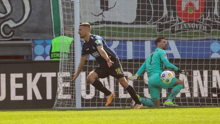 Fussball - 2. BL - SV Wehen Wiesbaden - Hannover 96 - 09.03.24, 1:0 durch Ivan Prtajin (SVWW), Ron-Robert Zieler (H96), -