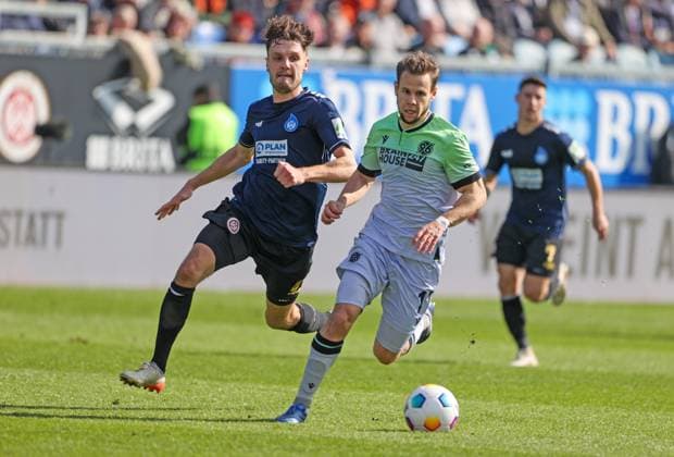 Fussball - 2. BL - SV Wehen Wiesbaden - Hannover 96 - 09.03.24, Gino Fechner (SVWW), Louis Schaub (H96), -
