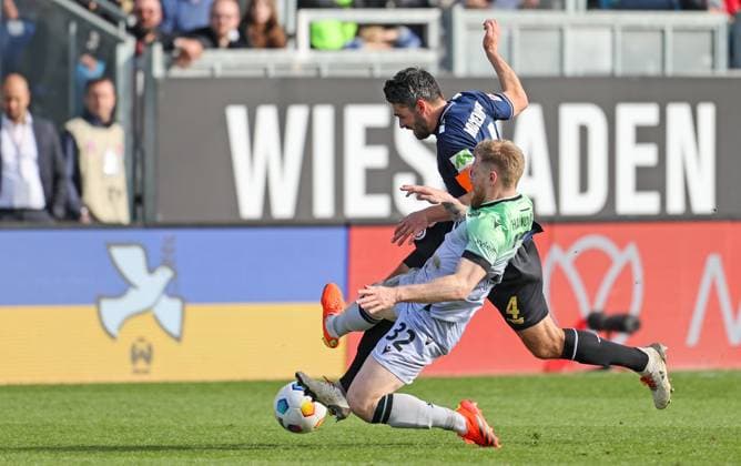Fussball - 2. BL - SV Wehen Wiesbaden - Hannover 96 - 09.03.24, Andreas Voglsammer (H96), Sascha Mockenhaupt (SVWW), -