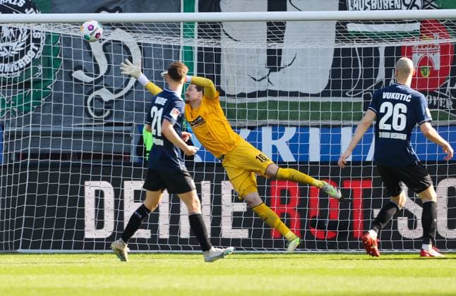 Fussball - 2. BL - SV Wehen Wiesbaden - Hannover 96 - 09.03.24, Ausgleich durch Andreas Voglsammler (H96), Florian Stritzel (SVWW) streckt sich vergeblich, -