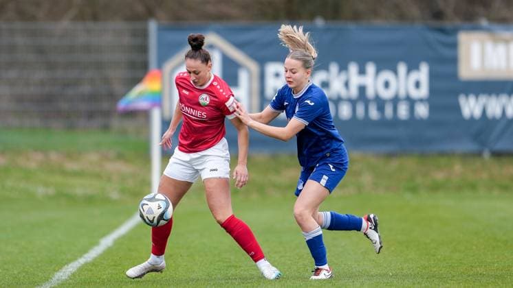 v.li.: Shpresa Aradini (FSV, 17), Sophia Gerber (TSG II, 4), Zweikampf, Spielszene, Duell, duel, tackle, tackling, Dynamik, Action, Aktion, 10.03.2024, Sankt Leon-Rot (Deutschland), Fussball, 2. Frauen-Bundesliga, TSG 1899 Hoffenheim II (U20) - FSV Gütersloh 2009, DFB DFL REGULATIONS PROHIBIT ANY USE OF PHOTOGRAPHS AS IMAGE SEQUENCES AND OR QUASI-VIDEO.