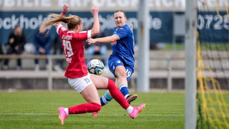 v.li.: Nele Schmidt (FSV, 29), Leonie Schetter (TSG II, 19), Zweikampf, Spielszene, Duell, duel, tackle, tackling, Dynamik, Action, Aktion, 10.03.2024, Sankt Leon-Rot (Deutschland), Fussball, 2. Frauen-Bundesliga, TSG 1899 Hoffenheim II (U20) - FSV Gütersloh 2009, DFB DFL REGULATIONS PROHIBIT ANY USE OF PHOTOGRAPHS AS IMAGE SEQUENCES AND OR QUASI-VIDEO.