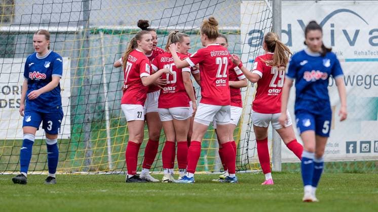 Spielerinnen vom FSV Gütersloh 2009, jubeln über das Tor zum 0:1, Jubel, Torjubel, Torerfolg, celebrate the goal, goal, celebration, Jubel ueber das Tor, optimistisch, Spielszene, Highlight, Action, Aktion, 10.03.2024, Sankt Leon-Rot (Deutschland), Fussball, 2. Frauen-Bundesliga, TSG 1899 Hoffenheim II (U20) - FSV Gütersloh 2009, DFB DFL REGULATIONS PROHIBIT ANY USE OF PHOTOGRAPHS AS IMAGE SEQUENCES AND OR QUASI-VIDEO.