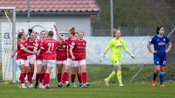 Spielerinnen vom FSV Gütersloh 2009, jubeln über das Tor zum 0:1, Jubel, Torjubel, Torerfolg, celebrate the goal, goal, celebration, Jubel ueber das Tor, optimistisch, Spielszene, Highlight, Action, Aktion, 10.03.2024, Sankt Leon-Rot (Deutschland), Fussball, 2. Frauen-Bundesliga, TSG 1899 Hoffenheim II (U20) - FSV Gütersloh 2009, DFB DFL REGULATIONS PROHIBIT ANY USE OF PHOTOGRAPHS AS IMAGE SEQUENCES AND OR QUASI-VIDEO.
