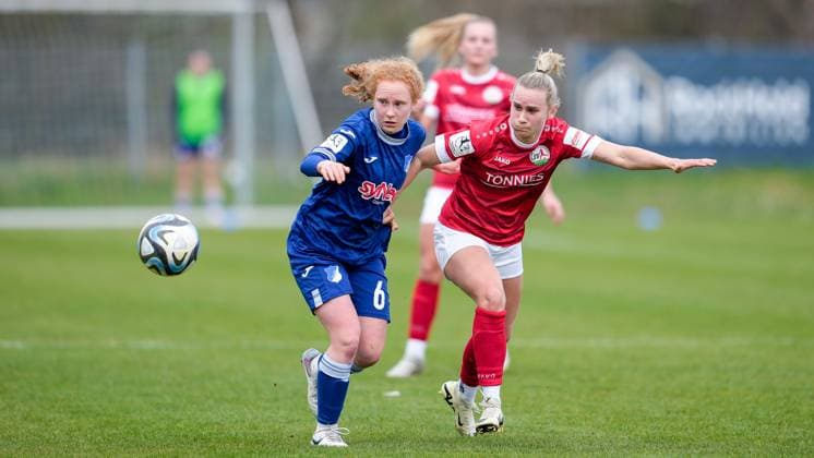 v.li.: Milena Röder (TSG II, 6), Linda Preuß (Preuss, FSV, 25), Zweikampf, Spielszene, Duell, duel, tackle, tackling, Dynamik, Action, Aktion, 10.03.2024, Sankt Leon-Rot (Deutschland), Fussball, 2. Frauen-Bundesliga, TSG 1899 Hoffenheim II (U20) - FSV Gütersloh 2009, DFB DFL REGULATIONS PROHIBIT ANY USE OF PHOTOGRAPHS AS IMAGE SEQUENCES AND OR QUASI-VIDEO.