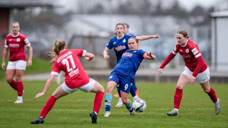 v.li.: Emilia Deppe (FSV, 27), Marie Steiner (TSG II, 9), Paula Reimann (FSV, 21), Zweikampf, Spielszene, Duell, duel, tackle, tackling, Dynamik, Action, Aktion, 10.03.2024, Sankt Leon-Rot (Deutschland), Fussball, 2. Frauen-Bundesliga, TSG 1899 Hoffenheim II (U20) - FSV Gütersloh 2009, DFB DFL REGULATIONS PROHIBIT ANY USE OF PHOTOGRAPHS AS IMAGE SEQUENCES AND OR QUASI-VIDEO.