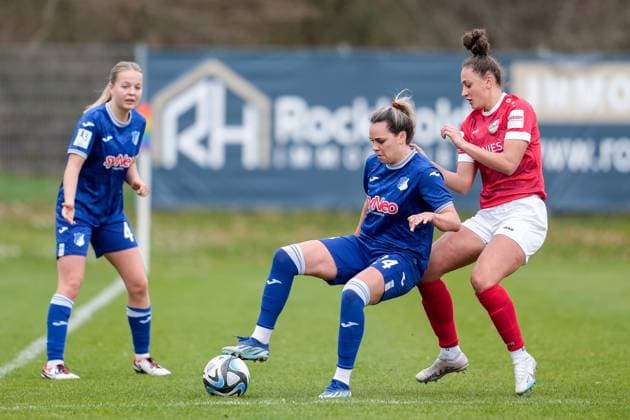 v.li.: Sophia Gerber (TSG II, 4), Julia Hickelsberger-Füller (TSG II, 24) am Ball, Shpresa Aradini (FSV, 17), Zweikampf, Spielszene, Duell, duel, tackle, tackling, Dynamik, Action, Aktion, 10.03.2024, Sankt Leon-Rot (Deutschland), Fussball, 2. Frauen-Bundesliga, TSG 1899 Hoffenheim II (U20) - FSV Gütersloh 2009, DFB DFL REGULATIONS PROHIBIT ANY USE OF PHOTOGRAPHS AS IMAGE SEQUENCES AND OR QUASI-VIDEO.
