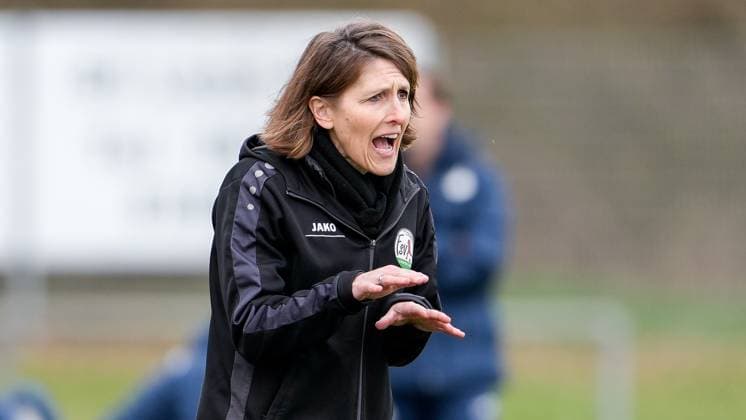 Britta Hainke (Cheftrainerin, Trainerin, FSV), gibt Anweisungen, gestikuliert, mit den Armen gestikulieren, Einzelbild, Einzelfoto, Aktion, Action, 10.03.2024, Sankt Leon-Rot (Deutschland), Fussball, 2. Frauen-Bundesliga, TSG 1899 Hoffenheim II (U20) - FSV Gütersloh 2009, DFB DFL REGULATIONS PROHIBIT ANY USE OF PHOTOGRAPHS AS IMAGE SEQUENCES AND OR QUASI-VIDEO.