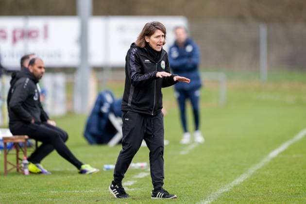 Britta Hainke (Cheftrainerin, Trainerin, FSV), gibt Anweisungen, gestikuliert, mit den Armen gestikulieren, Freisteller, Ganzkörper, Einzelbild, Einzelfoto, Aktion, Action, 10.03.2024, Sankt Leon-Rot (Deutschland), Fussball, 2. Frauen-Bundesliga, TSG 1899 Hoffenheim II (U20) - FSV Gütersloh 2009, DFB DFL REGULATIONS PROHIBIT ANY USE OF PHOTOGRAPHS AS IMAGE SEQUENCES AND OR QUASI-VIDEO.