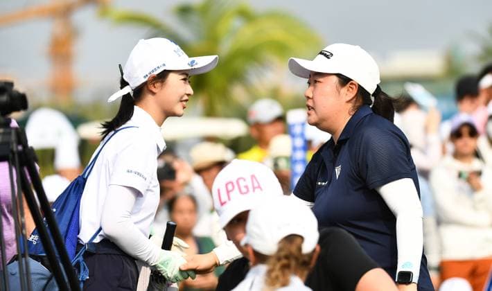 (240310) -- LINGSHUI, March 10, 2024 -- Liu Ruixin (R) of China shakes hands with a staff member after the final round of the Blue Bay LPGA, Golf Damen golf tournament in Lingshui, south China s Hainan Province, March 10, 2024. ) (SP)CHINA-HAINAN-LINGSHUI-GOLF-BLUE BAY LPGA (CN) YangxGuanyu 