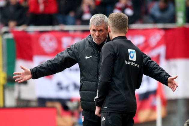 10.03.2024, xmohx, Fussball 2.Bundesliga, 1.FC Kaiserslautern - VfL Osnabrück emspor, v.l. Trainer Coach Friedhelm Funkel (1. FC Kaiserslautern) gestikuliert gibt Anweisungen mit den Armen gestikulieren gives instructions, gesticulate. Vierter Offizieller Schiedsrichter Felix Weller (Neunkirchen) (DFL DFB REGULATIONS PROHIBIT ANY USE OF PHOTOGRAPHS as IMAGE SEQUENCES and or QUASI-VIDEO) Kaiserslautern