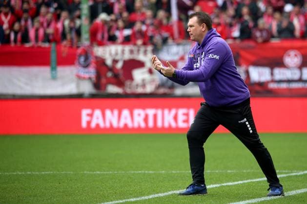10.03.2024, xmohx, Fussball 2.Bundesliga, 1.FC Kaiserslautern - VfL Osnabrück emspor, v.l. Trainer Coach Uwe Koschinat (VfL Osnabrueck Osnabrück) gestikuliert gibt Anweisungen mit den Armen gestikulieren gives instructions, gesticulate. (DFL DFB REGULATIONS PROHIBIT ANY USE OF PHOTOGRAPHS as IMAGE SEQUENCES and or QUASI-VIDEO) Kaiserslautern