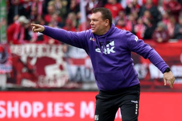 10.03.2024, xmohx, Fussball 2.Bundesliga, 1.FC Kaiserslautern - VfL Osnabrück emspor, v.l. Trainer Coach Uwe Koschinat (VfL Osnabrueck Osnabrück) gestikuliert gibt Anweisungen mit den Armen gestikulieren gives instructions, gesticulate. (DFL DFB REGULATIONS PROHIBIT ANY USE OF PHOTOGRAPHS as IMAGE SEQUENCES and or QUASI-VIDEO) Kaiserslautern