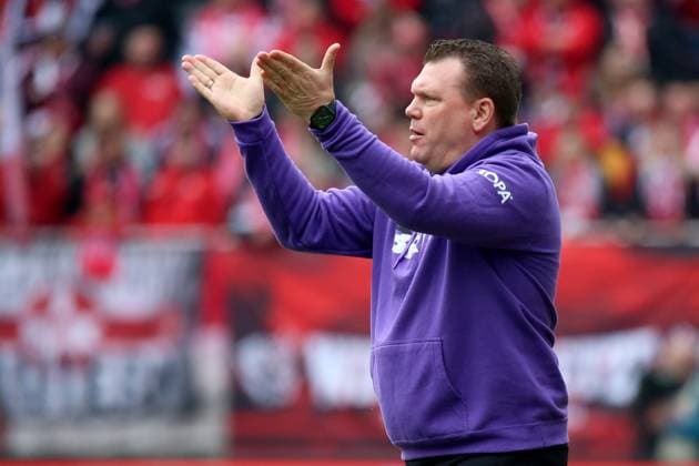 10.03.2024, xmohx, Fussball 2.Bundesliga, 1.FC Kaiserslautern - VfL Osnabrück emspor, v.l. Trainer Coach Uwe Koschinat (VfL Osnabrueck Osnabrück) gestikuliert gibt Anweisungen mit den Armen gestikulieren gives instructions, gesticulate. (DFL DFB REGULATIONS PROHIBIT ANY USE OF PHOTOGRAPHS as IMAGE SEQUENCES and or QUASI-VIDEO) Kaiserslautern