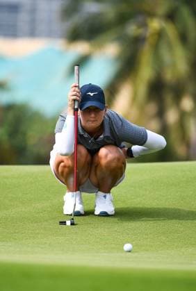 (240310) -- LINGSHUI, March 10, 2024 -- Bailey Tardy of the United States lines up a shot during the final round of the Blue Bay LPGA, Golf Damen golf tournament in Lingshui, south China s Hainan Province, March 10, 2024. ) (SP)CHINA-HAINAN-LINGSHUI-GOLF-BLUE BAY LPGA (CN) YangxGuanyu 
