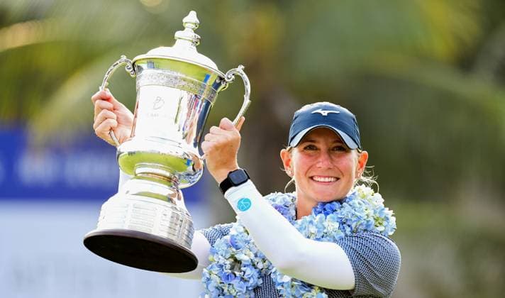 Sport Themen der Woche KW10 Sport Bilder des Tages (240310) -- LINGSHUI, March 10, 2024 -- Bailey Tardy of the United States holds up the trophy after winning the Blue Bay LPGA, Golf Damen golf tournament in Lingshui, south China s Hainan Province, March 10, 2024. ) (SP)CHINA-HAINAN-LINGSHUI-GOLF-BLUE BAY LPGA (CN) YangxGuanyu 