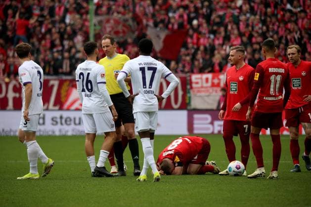 10.03.2024, xmohx, Fussball 2.Bundesliga, 1.FC Kaiserslautern - VfL Osnabrück emspor, v.l. Dave Gnaase (VfL Osnabrueck Osnabrück) Schiedsrichter Referee Sascha Stegemann (Niederkassel) Christian Conteh (VfL Osnabrueck Osnabrück) Jean Zimmer (1. FC Kaiserslautern) verletzt Verletzung mit Schmerzen am Boden (DFL DFB REGULATIONS PROHIBIT ANY USE OF PHOTOGRAPHS as IMAGE SEQUENCES and or QUASI-VIDEO) Kaiserslautern