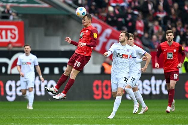 2. Bundesliga - 1. FC Kaiserslautern - VfL Osnabrück am 10.03.2024 im Fritz-Walter-Stadion in Kaiserslautern Filip Kaloc (Kaiserslautern) im Zweikampf gegen Jannes Wulff (Osnabrueck)