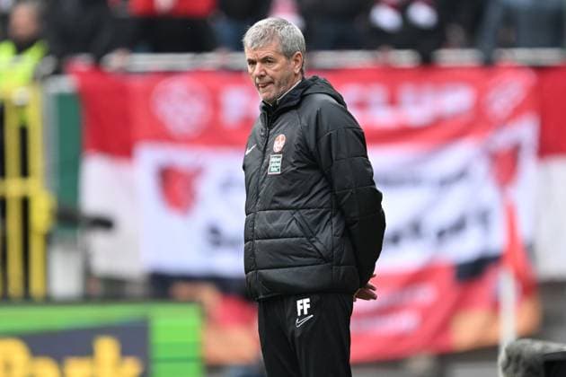2. Bundesliga - 1. FC Kaiserslautern - VfL Osnabrück am 10.03.2024 im Fritz-Walter-Stadion in Kaiserslautern Trainer Friedhelm Funkel (Kaiserslautern) unzufrieden, enttäuscht, enttaeuscht, niedergeschlagen.