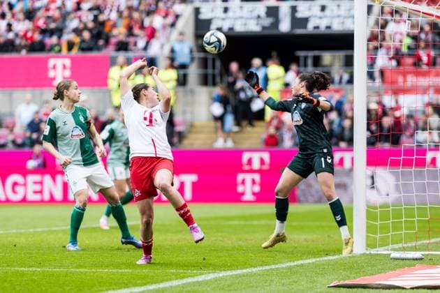 GOOGLE PIXEL Frauen Bundesliga: 1. FC Köln - SV Werder Bremen; 10.03.2024 Carlotta Wamser (1. FC Köln, 30) Kopfball rückwärts Torchance - Livia Peng (SV Werder Bremen, 1) GOOGLE PIXEL Frauen Bundesliga: 1. FC Köln - SV Werder Bremen, Köln, RheinEnergieStadion am 10.03.2024 DFB REGULATIONS PROHIBIT ANY USE OF PHOTOGRAPHS AS IMAGE SEQUENCES AND OR QUASI-VIDEO. Copyright: xBEAUTIFULxSPORTS Wunderlx