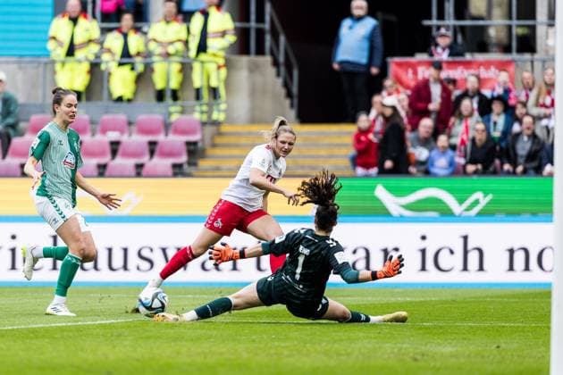 GOOGLE PIXEL Frauen Bundesliga: 1. FC Köln - SV Werder Bremen; 10.03.2024 Marleen Schimmer (1. FC Köln, 23) Torschuss, Livia Peng (SV Werder Bremen, 1) blockt GOOGLE PIXEL Frauen Bundesliga: 1. FC Köln - SV Werder Bremen, Köln, RheinEnergieStadion am 10.03.2024 DFB REGULATIONS PROHIBIT ANY USE OF PHOTOGRAPHS AS IMAGE SEQUENCES AND OR QUASI-VIDEO. Copyright: xBEAUTIFULxSPORTS Wunderlx