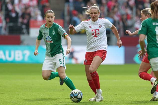 v.li.: Marleen Schimmer (1. FC Köln, 23) am Ball, Einzelbild, Ganzkörper, Aktion, Action, Spielszene, DIE DFB-RICHTLINIEN UNTERSAGEN JEGLICHE NUTZUNG VON FOTOS ALS SEQUENZBILDER UND ODER VIDEOÄHNLICHE FOTOSTRECKEN. DFB REGULATIONS PROHIBIT ANY USE OF PHOTOGRAPHS AS IMAGE SEQUENCES AND OR QUASI-VIDEO., 10.03.2024, Köln (Deutschland), Fussball, Google Pixel Frauen-Bundesliga, 1. FC Köln - SV Werder Bremen