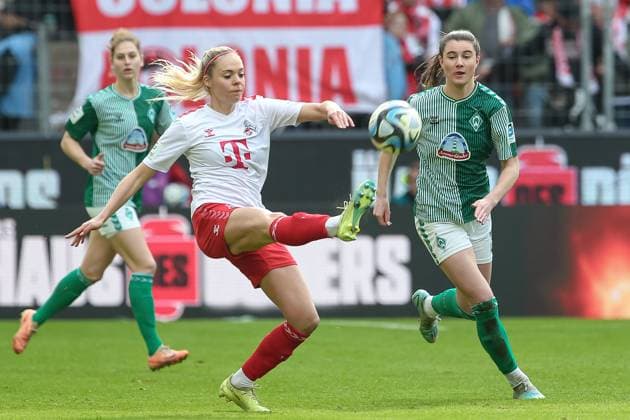 v.li.: Janina Hechler (1. FC Köln, 28) und Chiara Hahn (SV Werder Bremen, 21) im Zweikampf, Duell, Dynamik, Aktion, Action, Spielszene, DIE DFB-RICHTLINIEN UNTERSAGEN JEGLICHE NUTZUNG VON FOTOS ALS SEQUENZBILDER UND ODER VIDEOÄHNLICHE FOTOSTRECKEN. DFB REGULATIONS PROHIBIT ANY USE OF PHOTOGRAPHS AS IMAGE SEQUENCES AND OR QUASI-VIDEO., 10.03.2024, Köln (Deutschland), Fussball, Google Pixel Frauen-Bundesliga, 1. FC Köln - SV Werder Bremen