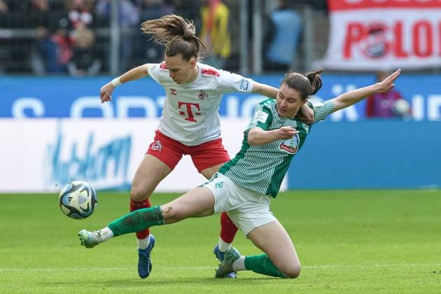 v.li.: Dora Zeller (1. FC Köln, 19) und Chiara Hahn (SV Werder Bremen, 21) im Zweikampf, Duell, Dynamik, Aktion, Action, Spielszene, DIE DFB-RICHTLINIEN UNTERSAGEN JEGLICHE NUTZUNG VON FOTOS ALS SEQUENZBILDER UND ODER VIDEOÄHNLICHE FOTOSTRECKEN. DFB REGULATIONS PROHIBIT ANY USE OF PHOTOGRAPHS AS IMAGE SEQUENCES AND OR QUASI-VIDEO., 10.03.2024, Köln (Deutschland), Fussball, Google Pixel Frauen-Bundesliga, 1. FC Köln - SV Werder Bremen