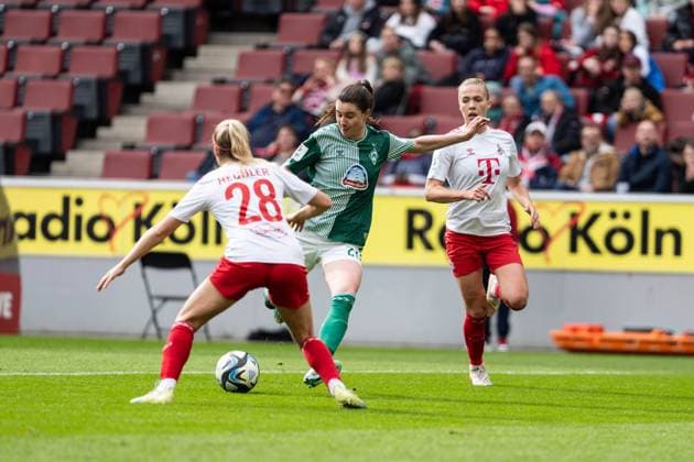 GER, Google Pixel Frauen-Bundesliga, 1. FC Köln Koeln vs Werder Bremen 10.03.2024, RheinEnergieSTADION, Köln, GER, Google Pixel Frauen-Bundesliga, 1. FC Köln Koeln vs Werder Bremen Im Bild: Zweikampf zwischen Chiara Hahn (SV Werder Bremen, 21) und Janina Hechler (1. FC Köln Koel, 28)