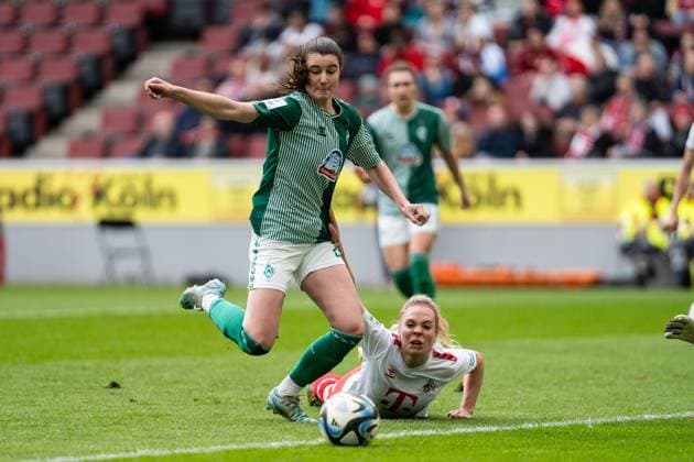 GER, Google Pixel Frauen-Bundesliga, 1. FC Köln Koeln vs Werder Bremen 10.03.2024, RheinEnergieSTADION, Köln, GER, Google Pixel Frauen-Bundesliga, 1. FC Köln Koeln vs Werder Bremen Im Bild: Zweikampf zwischen Chiara Hahn (SV Werder Bremen, 21) und Janina Hechler (1. FC Köln Koel, 28)