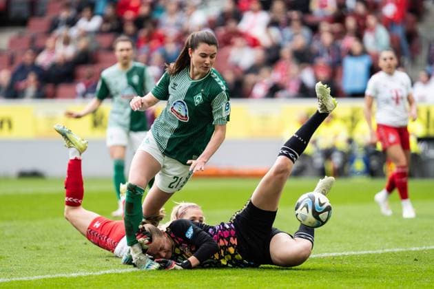 GER, Google Pixel Frauen-Bundesliga, 1. FC Köln Koeln vs Werder Bremen 10.03.2024, RheinEnergieSTADION, Köln, GER, Google Pixel Frauen-Bundesliga, 1. FC Köln Koeln vs Werder Bremen Im Bild: Zweikampf zwischen Chiara Hahn (SV Werder Bremen, 21) und Janina Hechler (1. FC Köln Koel, 28) Jasmin Pal (1. FC Köln Koel, 1) Torchance