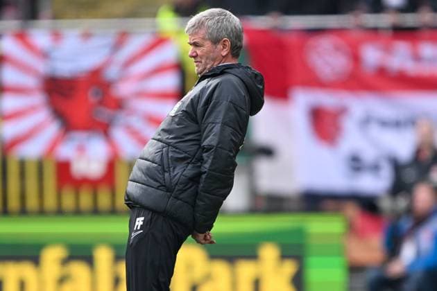 2. Bundesliga - 1. FC Kaiserslautern - VfL Osnabrück am 10.03.2024 im Fritz-Walter-Stadion in Kaiserslautern Trainer Friedhelm Funkel (Kaiserslautern) unzufrieden, enttäuscht, enttaeuscht, niedergeschlagen.