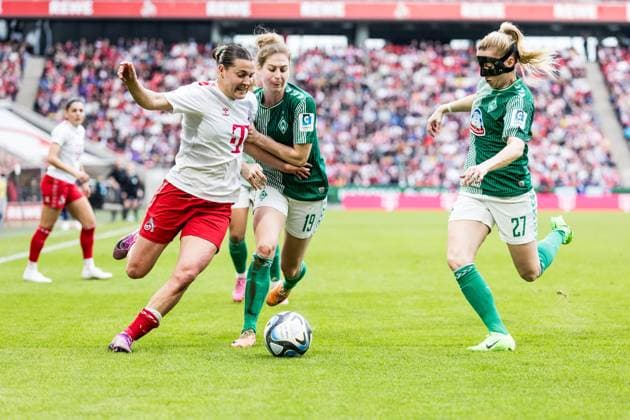 GOOGLE PIXEL Frauen Bundesliga: 1. FC Köln - SV Werder Bremen; 10.03.2024 Zweikampf Carlotta Wamser (1. FC Köln, 30), Saskia Matheis (SV Werder Bremen, 19), Nina Lührßen (SV Werder Bremen, 27) GOOGLE PIXEL Frauen Bundesliga: 1. FC Köln - SV Werder Bremen, Köln, RheinEnergieStadion am 10.03.2024 DFB REGULATIONS PROHIBIT ANY USE OF PHOTOGRAPHS AS IMAGE SEQUENCES AND OR QUASI-VIDEO. Copyright: xBEAUTIFULxSPORTS Wunderlx