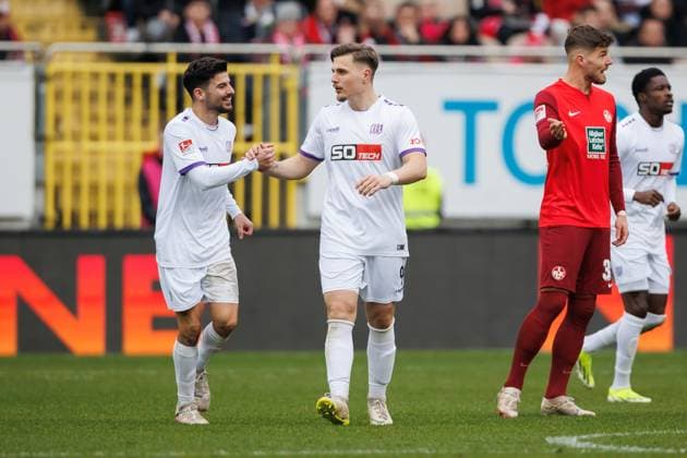 Erik Engelhardt (VFL Osnabrueck) bejubelt den Treffer zum 0:1 mit Athanasios Androutsos (VFL Osnabrueck), 1. FC Kaiserslautern vs VFL Osnabrueck, Fussball, 2. Bundesliga, Saison 2023 2024, 10.03.2024 1. FC Kaiserslautern vs VFL Osnabrueck, Fussball, 2. Bundesliga, Saison 2023 2024, 10.03.2024 Kaiserslautern