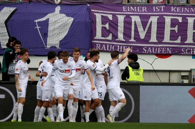 10.03.2024, xmohx, Fussball 2.Bundesliga, 1.FC Kaiserslautern - VfL Osnabrück emspor, v.l. Torjubel nach dem Tor zum celebrating the goal celebrate 0:1 durch Erik Engelhardt (VfL Osnabrueck Osnabrück) (DFL DFB REGULATIONS PROHIBIT ANY USE OF PHOTOGRAPHS as IMAGE SEQUENCES and or QUASI-VIDEO) Kaiserslautern