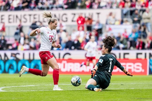 GOOGLE PIXEL Frauen Bundesliga: 1. FC Köln - SV Werder Bremen; 10.03.2024 Marleen Schimmer (1. FC Köln, 23) stürmt aufs Tor zu - Livia Peng (SV Werder Bremen, 1) verteidigt - Elfmeterfoul GOOGLE PIXEL Frauen Bundesliga: 1. FC Köln - SV Werder Bremen, Köln, RheinEnergieStadion am 10.03.2024 DFB REGULATIONS PROHIBIT ANY USE OF PHOTOGRAPHS AS IMAGE SEQUENCES AND OR QUASI-VIDEO. Copyright: xBEAUTIFULxSPORTS Wunderlx