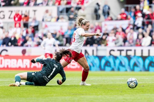 GOOGLE PIXEL Frauen Bundesliga: 1. FC Köln - SV Werder Bremen; 10.03.2024 Marleen Schimmer (1. FC Köln, 23) stürmt aufs Tor zu - Livia Peng (SV Werder Bremen, 1) verteidigt - Elfmeterfoul GOOGLE PIXEL Frauen Bundesliga: 1. FC Köln - SV Werder Bremen, Köln, RheinEnergieStadion am 10.03.2024 DFB REGULATIONS PROHIBIT ANY USE OF PHOTOGRAPHS AS IMAGE SEQUENCES AND OR QUASI-VIDEO. Copyright: xBEAUTIFULxSPORTS Wunderlx
