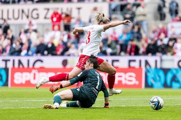 GOOGLE PIXEL Frauen Bundesliga: 1. FC Köln - SV Werder Bremen; 10.03.2024 Marleen Schimmer (1. FC Köln, 23) stürmt aufs Tor zu - Livia Peng (SV Werder Bremen, 1) verteidigt - Elfmeterfoul GOOGLE PIXEL Frauen Bundesliga: 1. FC Köln - SV Werder Bremen, Köln, RheinEnergieStadion am 10.03.2024 DFB REGULATIONS PROHIBIT ANY USE OF PHOTOGRAPHS AS IMAGE SEQUENCES AND OR QUASI-VIDEO. Copyright: xBEAUTIFULxSPORTS Wunderlx