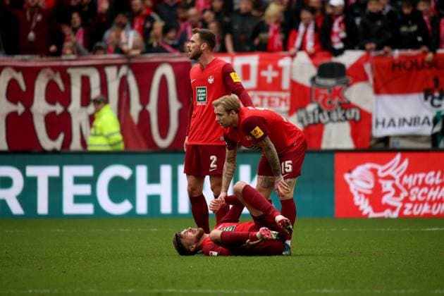 10.03.2024, xmohx, Fussball 2.Bundesliga, 1.FC Kaiserslautern - VfL Osnabrück emspor, v.l. Julian Niehues (1. FC Kaiserslautern) verletzt Verletzung mit Schmerzen am Boden Boris Tomiak (1. FC Kaiserslautern) Tymoteusz Puchacz (1. FC Kaiserslautern) (DFL DFB REGULATIONS PROHIBIT ANY USE OF PHOTOGRAPHS as IMAGE SEQUENCES and or QUASI-VIDEO) Kaiserslautern
